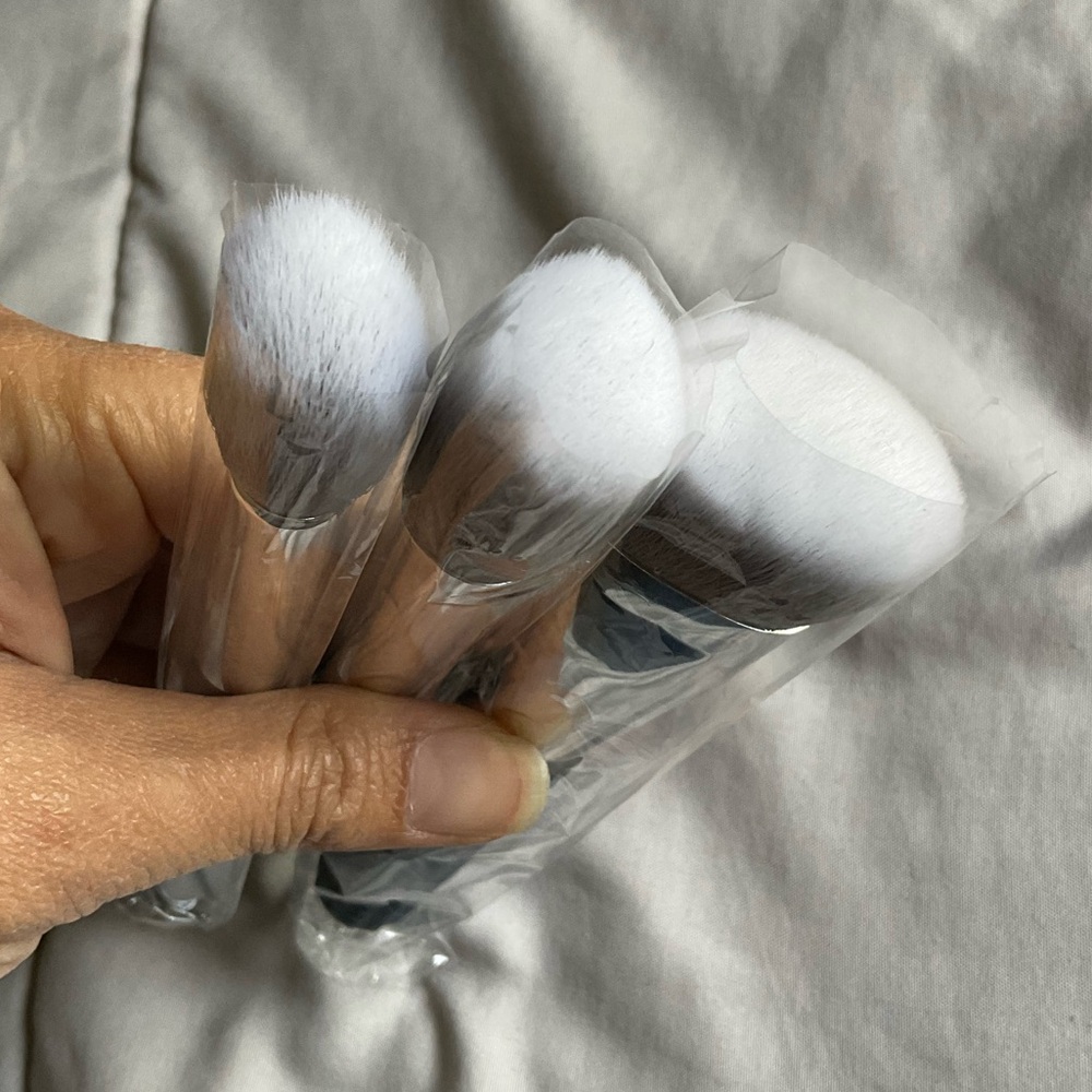 New Laruce 3 Pieces Makeup Brushes. Flat Powder, Blush, Highlighter
